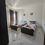 2 Bedroom In Bugibba アパート セント・ポールズ・ベイ